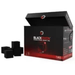 BLACKCOCO’s CUBES25 natūralios kokoso anglys kaljanui ir BBQ, atvira dėžutė su keliais angliukais šalia