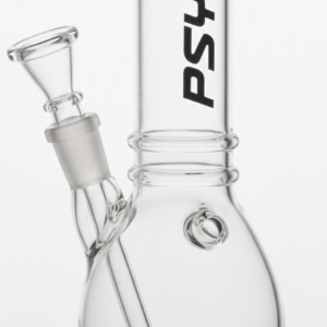 Stiklinė vandens pypkė „Psycho Bub“ 40 cm bongas Diametras: 40 mm (4 cm) – užtikrina gerą trauką ir patogų naudojimą. Medžiaga: Skaidrus, karščiui atsparus borosilikatinis stiklas. Forma: Ergonomiškas „Bubble“ tipo korpusas su plačiu pagrindu maksimaliam stabilumui. Dizainas: Minimalistinis korpusas su ryškiu „PSYCHO“ logotipu.