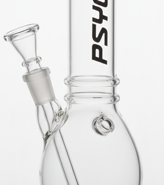 Stiklinė vandens pypkė „Psycho Bub“ 40 cm bongas Diametras: 40 mm (4 cm) – užtikrina gerą trauką ir patogų naudojimą. Medžiaga: Skaidrus, karščiui atsparus borosilikatinis stiklas. Forma: Ergonomiškas „Bubble“ tipo korpusas su plačiu pagrindu maksimaliam stabilumui. Dizainas: Minimalistinis korpusas su ryškiu „PSYCHO“ logotipu.