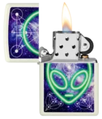 Žiebtuvėlis Zippo Alien šviečia tamsoje (žaliai) atidarytas dega
