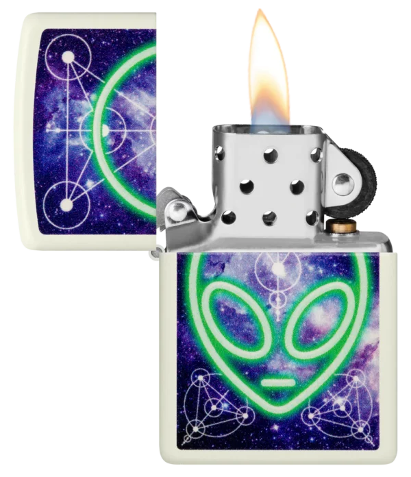 Žiebtuvėlis Zippo Alien šviečia tamsoje (žaliai) atidarytas dega