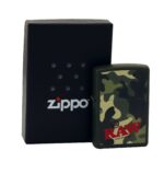 Žiebtuvėlis Zippo Raw Camo priešais dėžute