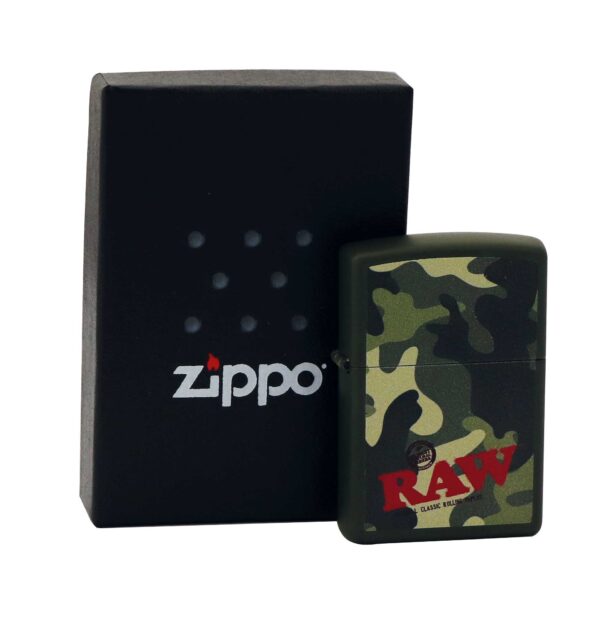 Žiebtuvėlis Zippo Raw Camo priešais dėžute Žiebtuvėlis Zippo Raw Camo priešais dėžute