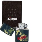 Žiebtuvėlis Zippo Raw Camo priešais dėžute atidarytas