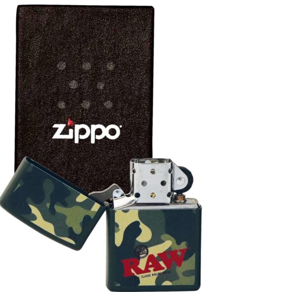 Žiebtuvėlis Zippo Raw Camo priešais dėžute atidarytas