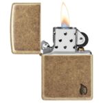Žiebtuvėlis Zippo Armor Flame Brass atidarytas dega