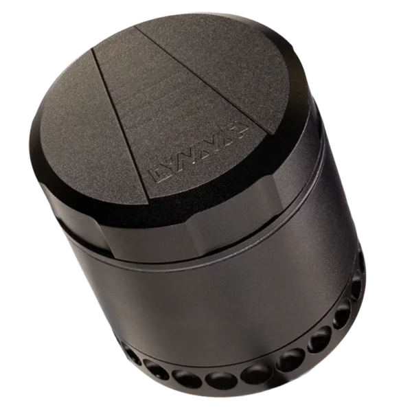 dynavap-dynagrynd-metalinis-smulkintuvas-dangtelis-logotipas uodas anoduoto aliuminio DynaVap DynaGrynd metalinio smulkintuvo dangtelis su gamintojo logotipu iš viršaus