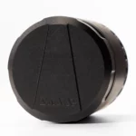Tvirtas juodas DynaVap DynaGrynd 63 mm skersmens metalinis smulkintuvas, demonstruojantis anoduoto aliuminio korpusą