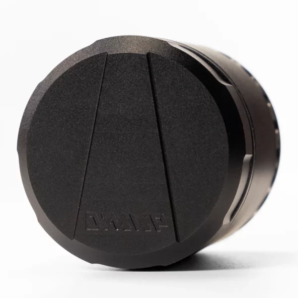 Tvirtas juodas DynaVap DynaGrynd 63 mm skersmens metalinis smulkintuvas, demonstruojantis anoduoto aliuminio korpusą