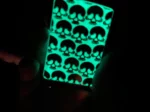 Originalus Zippo žiebtuvėlis Skullveil. Tamsoje šviečiantis kaukolių dizainas ir Suzy Berhow rankų darbo graviravimas