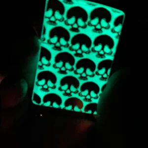 Originalus Zippo žiebtuvėlis Skullveil. Tamsoje šviečiantis kaukolių dizainas ir Suzy Berhow rankų darbo graviravimas