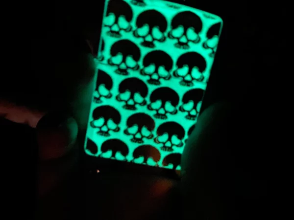 Originalus Zippo žiebtuvėlis Skullveil. Tamsoje šviečiantis kaukolių dizainas ir Suzy Berhow rankų darbo graviravimas