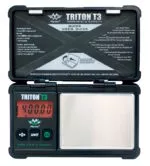 MyWeigh Triton T3 svarstyklės atidarytu dangteliu ir raudonu ekranu