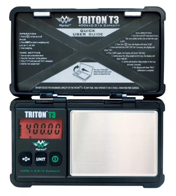 MyWeigh Triton T3 svarstyklės atidarytu dangteliu ir raudonu ekranu