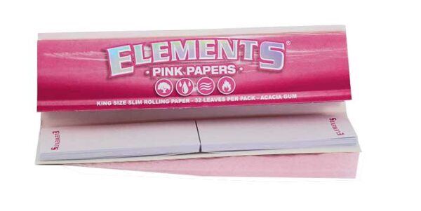 Atidaryta Elements Pink Connoisseur dėžutė ir išskleista pakuotė su rožiniais lapeliais bei tipsais