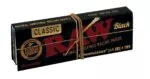 Uždaryta RAW Black Connoisseur 1 1/4 pakuotė perrišta natūralia gumele, kampinis vaizdas