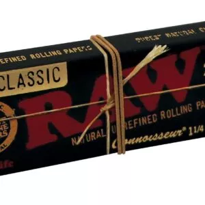 Uždaryta RAW Black Connoisseur 1 1/4 pakuotė perrišta natūralia gumele, kampinis vaizdas