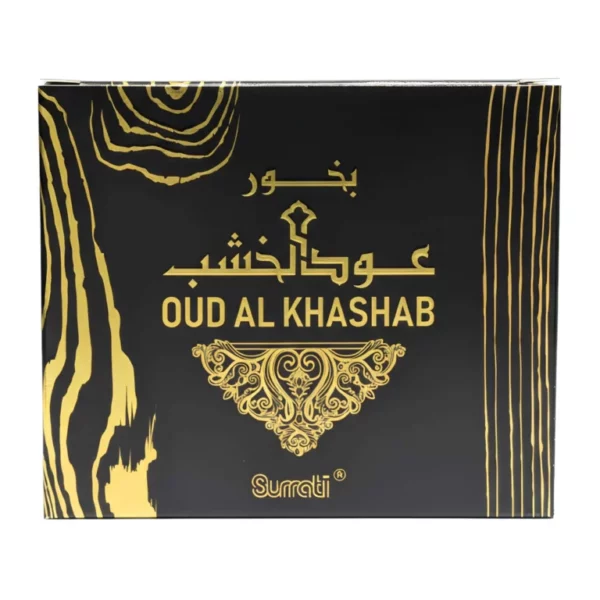 Surrati Bakhoor Oud Al Khashab smilkalų juoda pakuotės dėžutė su auksiniais raštais ir arabų rašmenimis