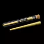 Iš anksto susuktas G-Rollz 24K Gold Cone auksinis popierėlis šalia apsauginio dėklo su kamštiniu uždarymu