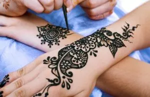 juodi henna chna dažai ant rankų tatto