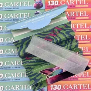 Atidaryta Cartel 130 mm popierėlių pakuotė su filtrukais pakuočių dizaino variantu fone