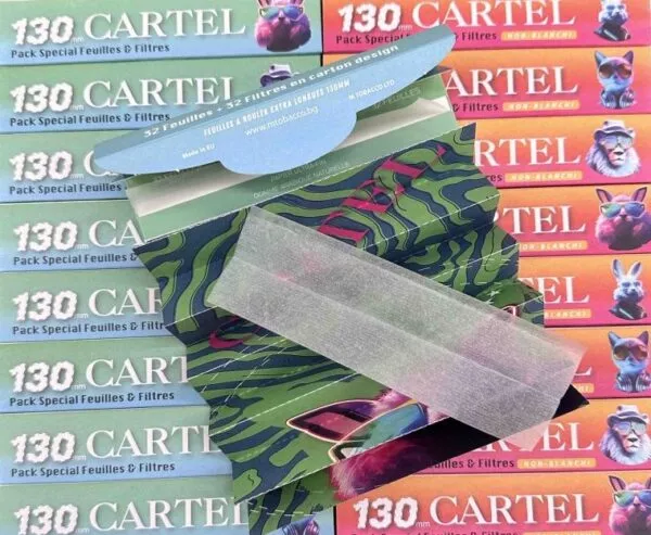 Atidaryta Cartel 130 mm popierėlių pakuotė su filtrukais pakuočių dizaino variantu fone