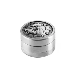 Uždarytas metalinis 40mm smulkintuvas The Bulldog Worldwide su išgraviruotu reljefiniu logotipu