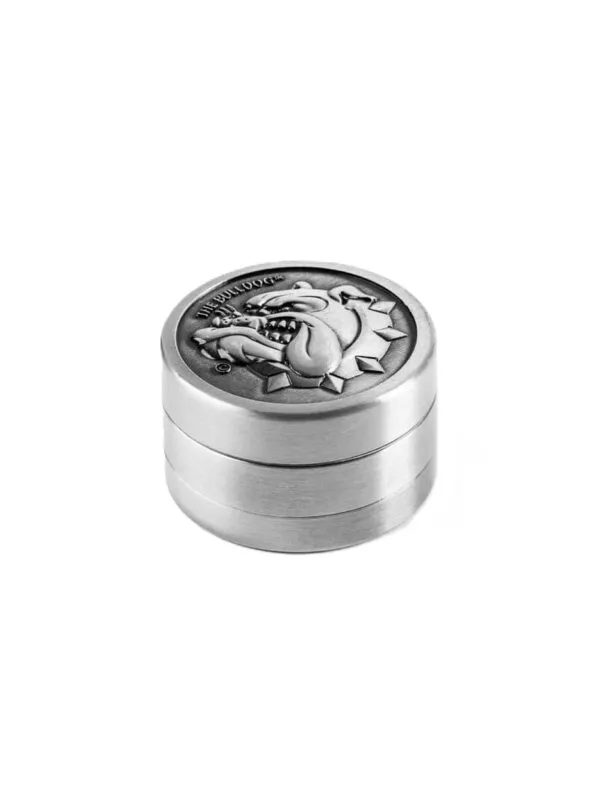Uždarytas metalinis 40mm smulkintuvas The Bulldog Worldwide su išgraviruotu reljefiniu logotipu